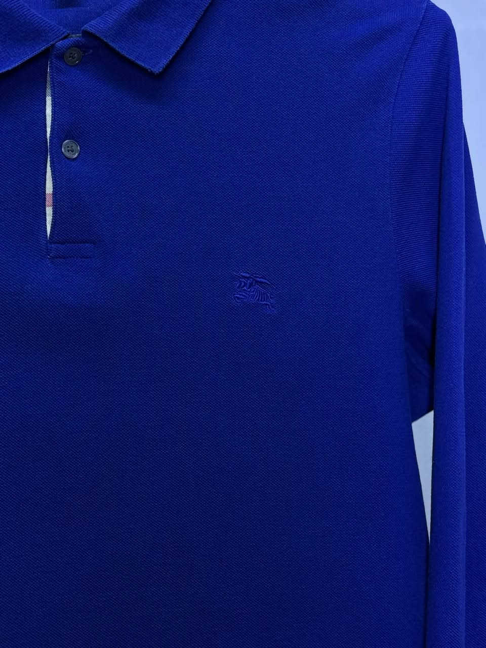 تشيرت . ماركه  ( بربري ) 
قياس.  XL سلم
عرض الصدر 58
النظافه 💯/💯  

يوجد توصيل 🚚 (بغداد -محافظات )
☎️رقم الهاتف :***********

للحجز -دايركت
