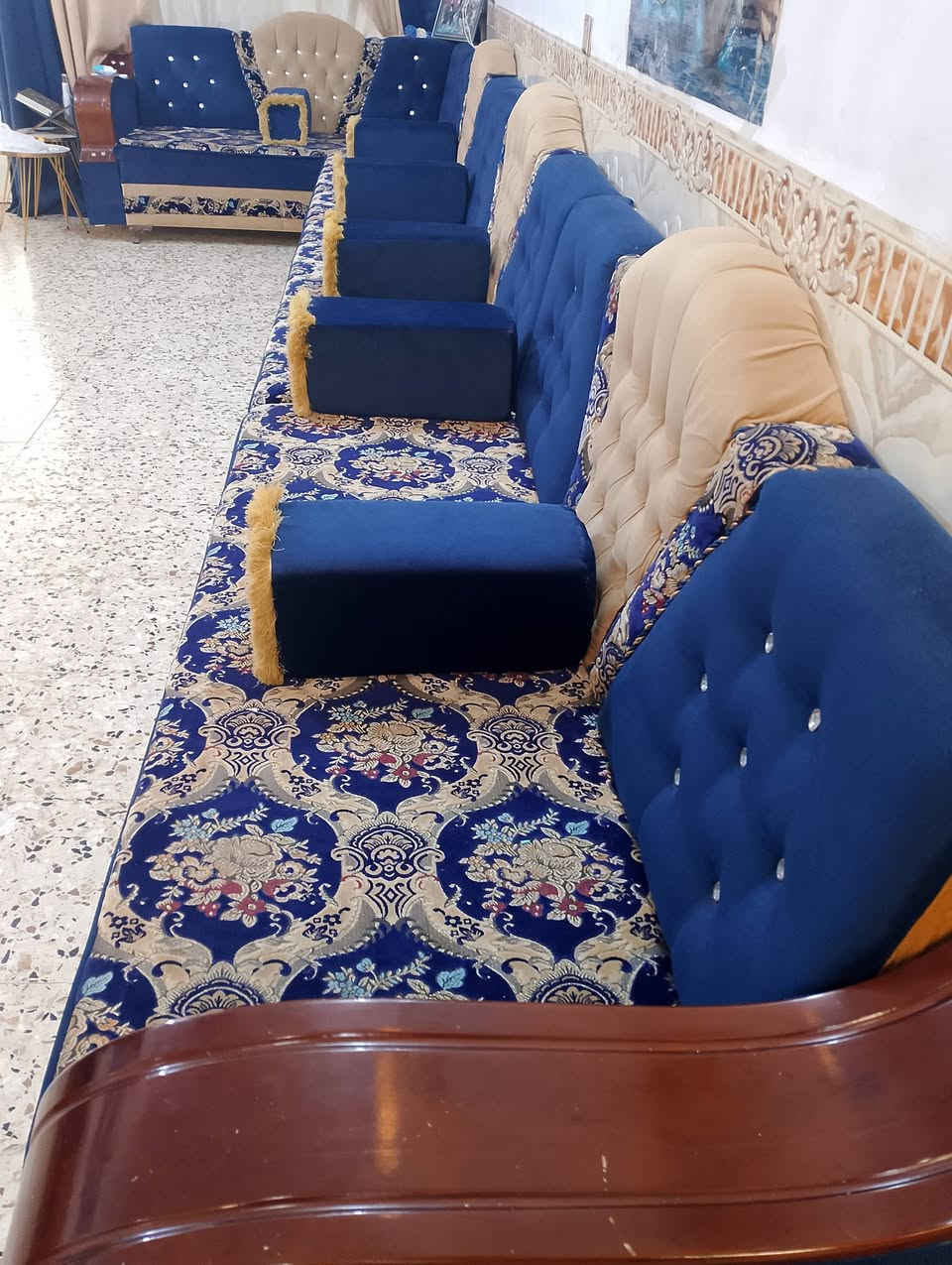 السلام عليكم تخم للبيع مفصل تفصال يعني مو من هذا السوكي كله بلوك بلاويد 8مقاعد يعني 16متر كربلاء الحسينيه ***********
