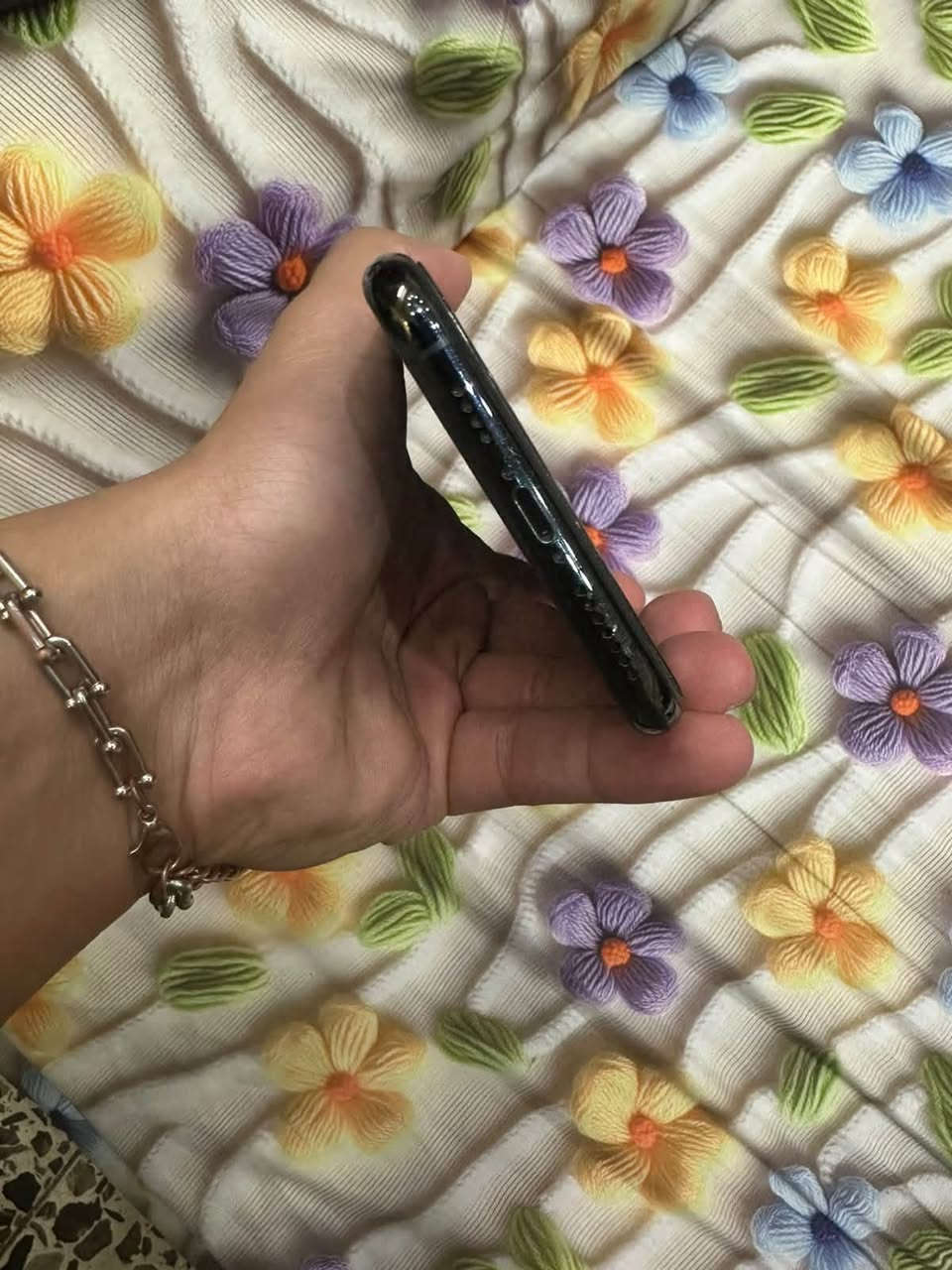 iPhone 11 Pro Max للبيع
الجهاز نظيف جداً، ما بيه كسر أو فطر، الشاشة واللمس والكاميرات كلها شغالة تمام ذاكرته 256g .
البطارية مبدلة.
يجي وياه كفر، شاحن أصلي وكارتونة الجهاز.

السعر 350 ألف قفل، غير قابل للتفاوض.
الرجاء عدم المراسلة إذا مو جاد بالشراء
