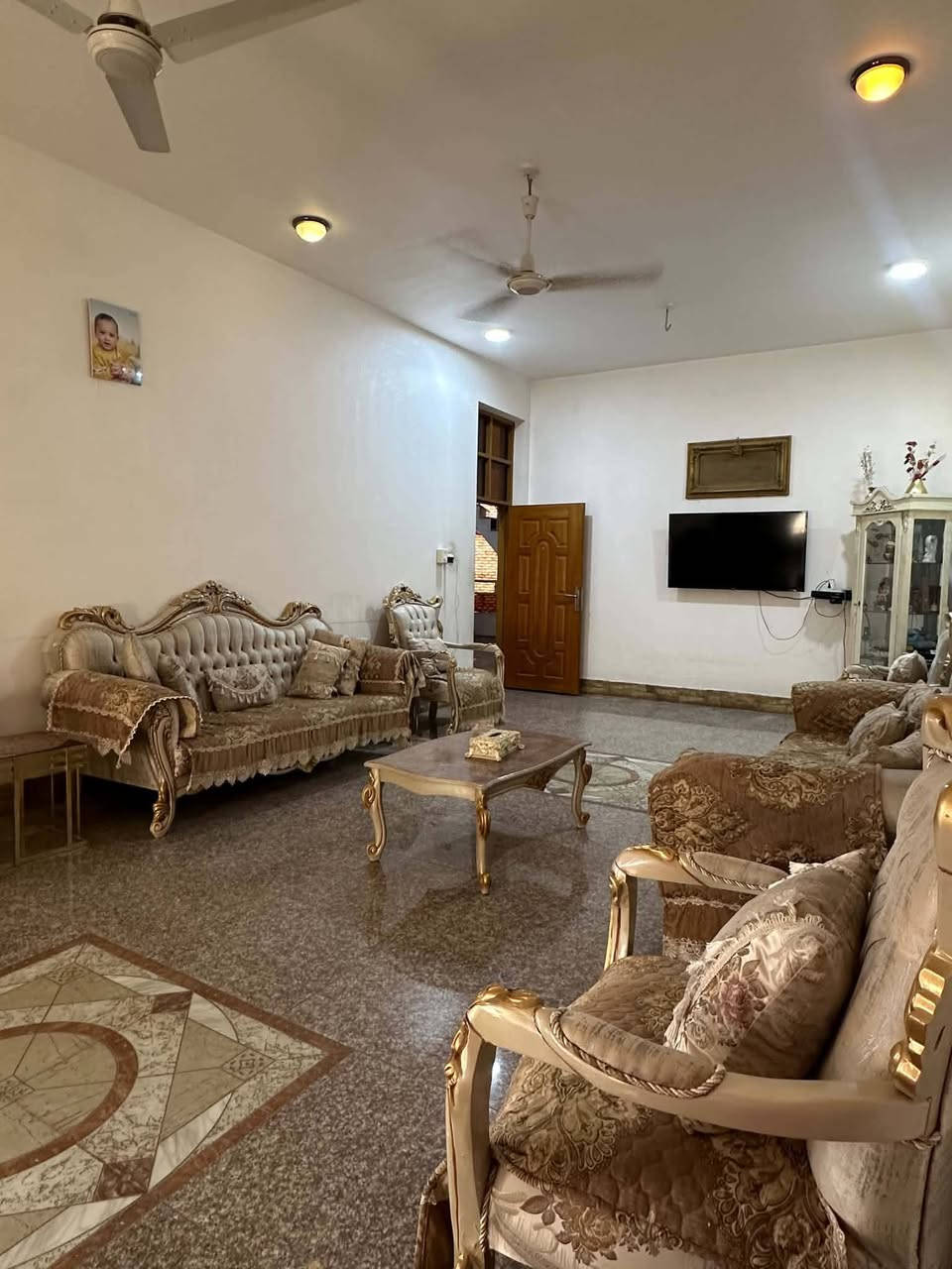 السلام عليكم الدار للبيع المساحه 360 متر طابو زراعي سند 25 تحويل مباشر بأسم المشتري بناء حديث طابوق السقف صب كونكريت درجه اولى الدار طابقين ثلاث غرف نوم+صاله+ ستقبال و مطبخ حار و بارد و مجمع صحي خارجي وداخل وطارمه وممرات داير البيت وحديقه الموقع خلف بيت أستاذ خالد أبو المعهد على ربيانه الشارع 7متر تبليط أي استفسار إتصال على الرقم التالي واتساب ***********
