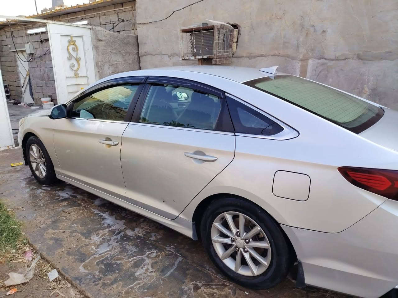 السلام عليكم سوناتا وارد امريكي موديل 2018 ضربتها باب وجاملغ امامي بدون دواخل .. والباقي كفاله عامه
محرك 1600 تيربو السعر 125 وبيها مجال .. 
*********** واتساب فعال
