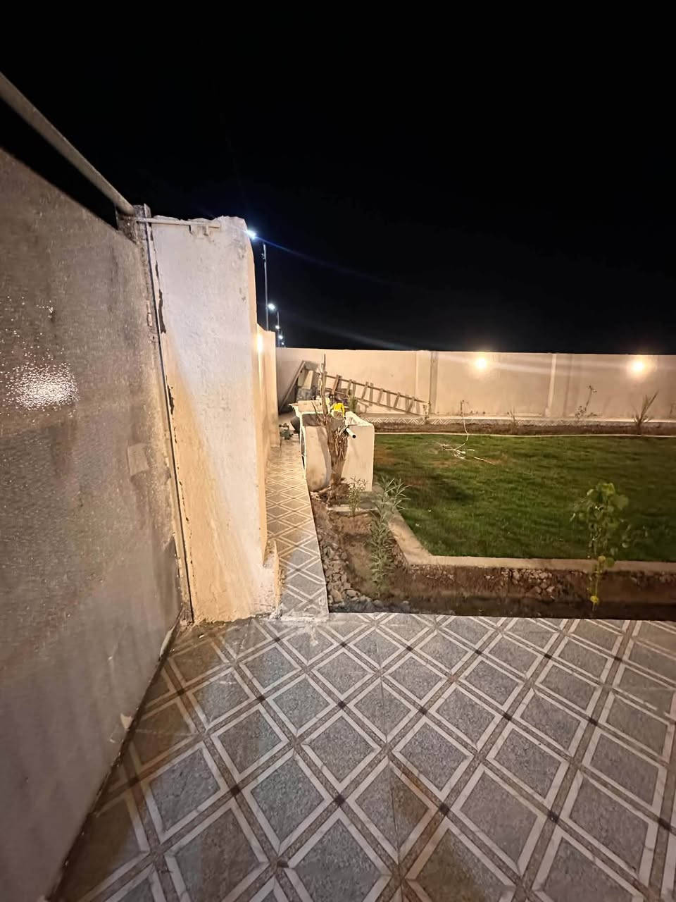 بسم الله الرحمن الرحيم 

السلام عليكم مزرعه للبيع حي الفرات طريق السنيه السياحي مجاور سكه القطار خلف منتجع الحيوانات وحديقة الروشه سند زراعي ٢٥ مداور بأسم المشتري 
رفت كونكريت ارتفاع ٣٠ سم كله ارضيه المشتمل والكراج والداير وتسليح أبو النص وأبو ٣ اثمان
سقف كونكريت تسليح أبو النص وأبو ٥ أثمان وأبو ٣ اثمان
بناء طابوك وبلوك وملبوخ بطن وضهر المشتمل
ماطور عدد ٢ بير واسأله
ومولده 
وثلاجه 
وميز و٦ كراسي
وتخم وكاونتر وسنكي
وغرفه نوم 
وشوايه بناء 
ارضيه المشتمل بورسلاين والكراج بورسلاين ايفا
مصبوغه ومنثوره الجدران من الداخل 
مؤثثه وجاهزه للسكن 
بناء ٢٦ ما مسكونه

المساحه ٥٠٠ م واجهة ١٥ م بناء المشتمل ١٠٠ م حديقه ٢٥٠
كراجات ١٥٠
للاستفسار الاتصال 

***********
او زيارة مكتب الماس للعقار _حي الحضارة _مقابل معمل ثلج الحيدري
