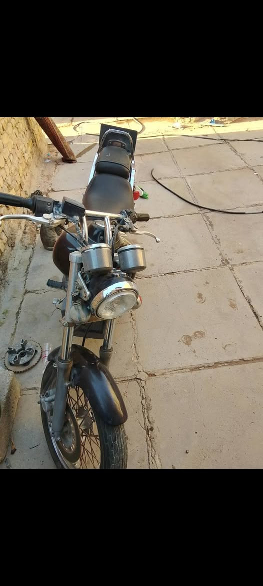 السلام عليكم دراجه للبيع حجم المحرك 250 دراجه مقفوله ماكينه ما مفتوحه فقط بس كابريتات من الترك تطفح شويه بنزين دراجه قفلها 350 مكان الديوانيه دراجه يابانيه بدون اوراق بدون مكاتبه***********
