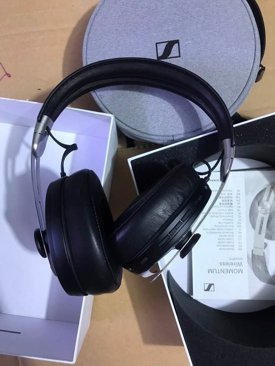 🎧 Sennheiser Momentum 3 Wireless الأصلي
سماعة فخمة من أفضل سماعات Sennheiser لعشاق جودة الصوت.

✅ تعمل مع تطبيق Sennheiser Smart Control
✅ عزل ضوضاء نشط ANC
✅ وضع الشفافية (Transparency Mode)
✅ صوت احترافي عالي الدقة مع دعم aptX Low Latency، aptX، AAC
✅ بلوتوث 5.0
✅ مايكروفونات للمكالمات بجودة ممتازة
✅ التحكم بالأزرار
✅ إمكانية تخصيص إعدادات الصوت من خلال التطبيق
✅ بطارية تدوم لغاية 17 ساعة مع تشغيل الـ ANC
✅ تدعم الشحن السريع عبر USB-C
  ((جديدة غير مستخدمه شرط الشغل))

      سعر 225 الف

📍 توصيل متوفر لكل المحافظات 5000

***********
