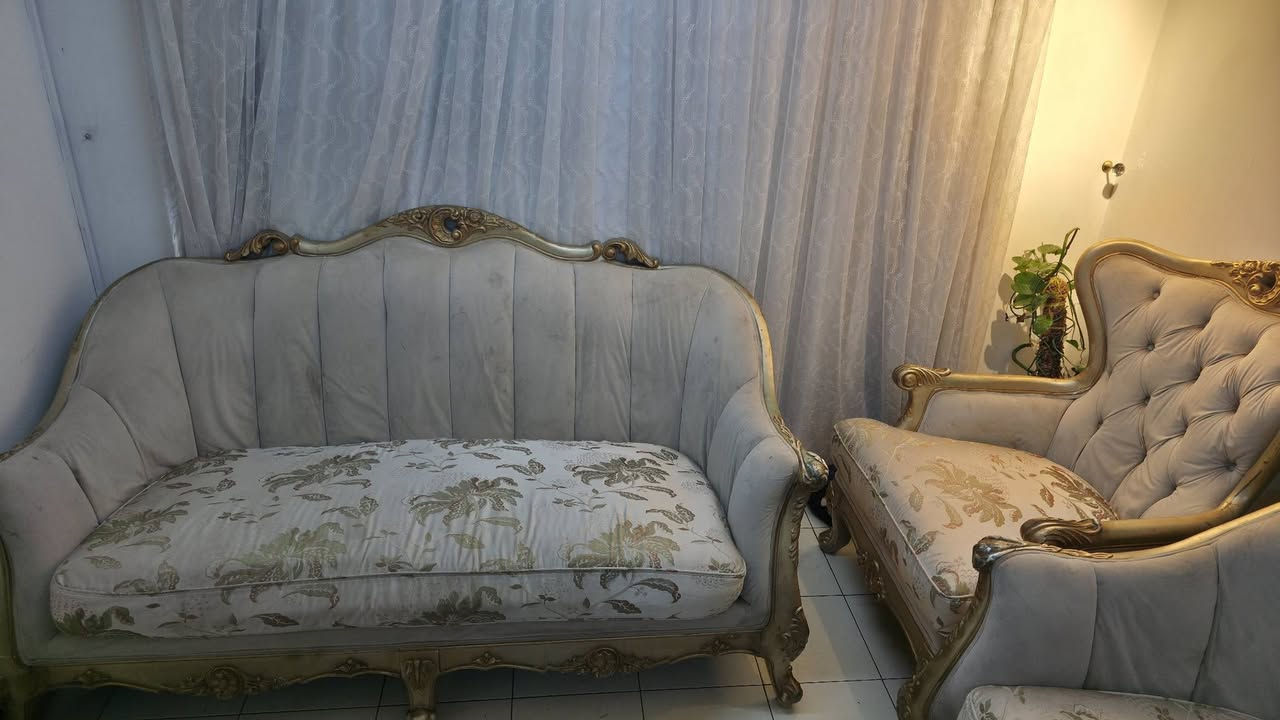 تخم خليجي ملكي نظيف ٨ مقاعد بسعر ٢٥٠ للأستفسار الاتصال على الرقم***********
