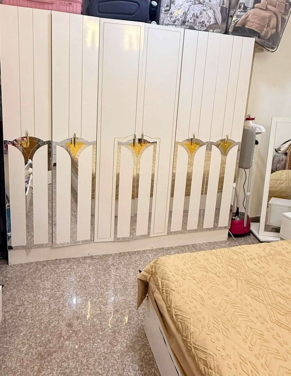غرفه نوم ٧ قطع للبيع مستخدمه قليل سعر ٦٥٠ وبيه مجال بسيط العنوان كربلاء الروضتين ***********
