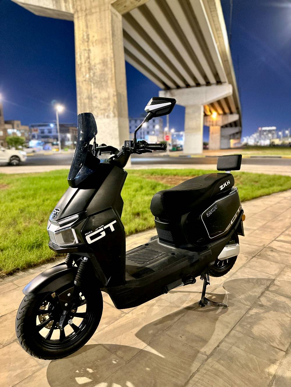دراجة صاعقة  ZKH للبيع في البصرة 2026 شكل مميز 
فوول مواصفات  
⚫️6 بطاريات 32 امبير  نوعية كرافين
⚫️ تمشي بالشحنة الواحده 60  كيلو تقريبا أو أكثر حسب السرعة
⚫️ الكشن طبي 
⚫️ ضد الماء 
⚫️شاشة ديجتال 
⚫️ نضام 3 سرع والسرعة 
السرعة القصوى 80 حقيقي 
 تشغيل بصمه  وسويج 
⚫️ كهربائيات كلهن شغالة بيها رباعية 
لايت زنون عالي وناصي وبگ لايت 
هورن عالي وأشاير يمنى ويسرى 
⚫️ دبل اشارة
⚫️ بلوتوث عالي 
⚫️ شحن سريع شاحنة اصلية 
⚫️ نضام ال R  
⚫️ نضام مثبت السرعة 
⚫️ الملف 2000 w حقيقي 
⚫️ نضام حساسات جانبية وخلفية 
مانع للسرقة 
⚫️ صندوق كبير داخلي
⚫️ غراضهة شاحنة و مرايات
🔴السعر :  800 وبيهة مجال حگ الجية 

العنوان : البصرة : الامن الداخلي

الرقم : ***********