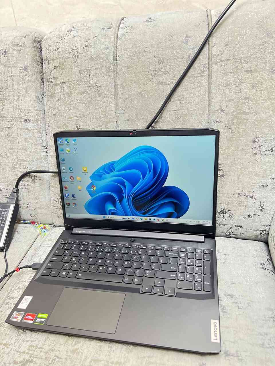 سلام عليكم ورحمة الله وبركاته 
لاتوب نوع Lenovo شركةة حلوه ومعروفه 
جديد اي خلل مابي ايد وحده ونضيف كلش ينفع طلاب السادس والثالث 
كلش حلو صوته وشاشته مثل ماموضع اي خلل مابي 
اخذتها ب600 الف  مستعمل شي قليل 
سهل وسريع وكلشي تريده ينزل 
رايده ب300 وبي مجال بصيط 
العنوان بغداد شهداء البياع 
الرقم ***********
