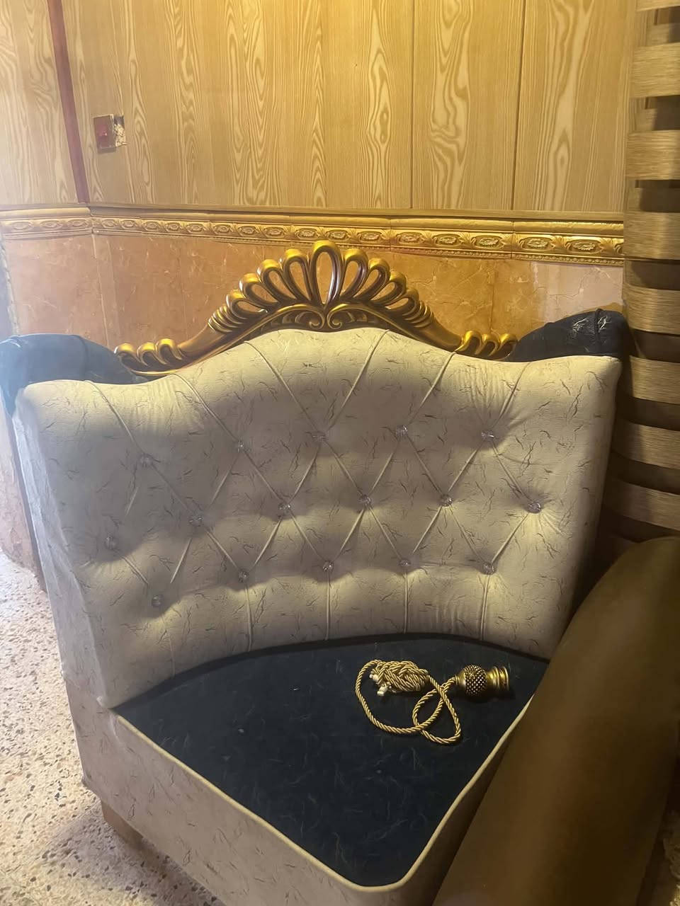 يوجد طخم للبيع السعر مليون ونصف الاستفسار خاص او على الرقم ***********
