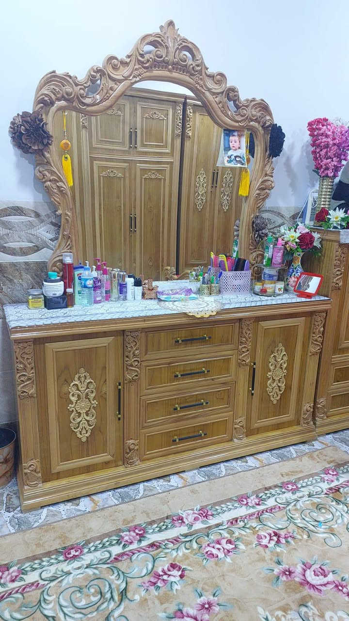 السلام عليكم
عندي غرفة نوم جديده خشب عراقي ثقيل 
الغرفه ماصارلها 7 اشهر وصارت ضروف ماخذينها ب 3 ونص 
وهسه طالبين عليها مليونين و 100 
الرقم للتواصل ***********
