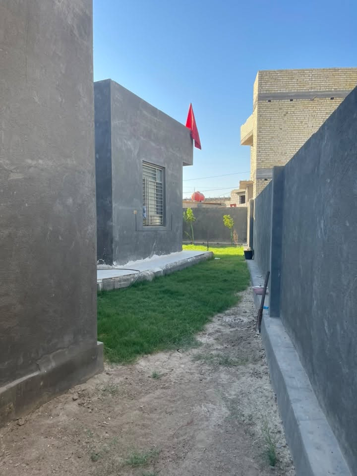 السلام عليكم دار مساحة 326 متر للبيع طابق ونص  بناء حديث 2026 حي المهندسين مقابل طليطله سند 25 كامل معاملة تطويب رسميه 
يحتوي على كراج سياره وحديقه على طول البيت + ثلاث غرف نوم مع استقبال وهول كبير وصحيات خارجيه وداخليه

استفسار اكثر اتصال على الارقام 

 ‭***********‬

‭***********‬
