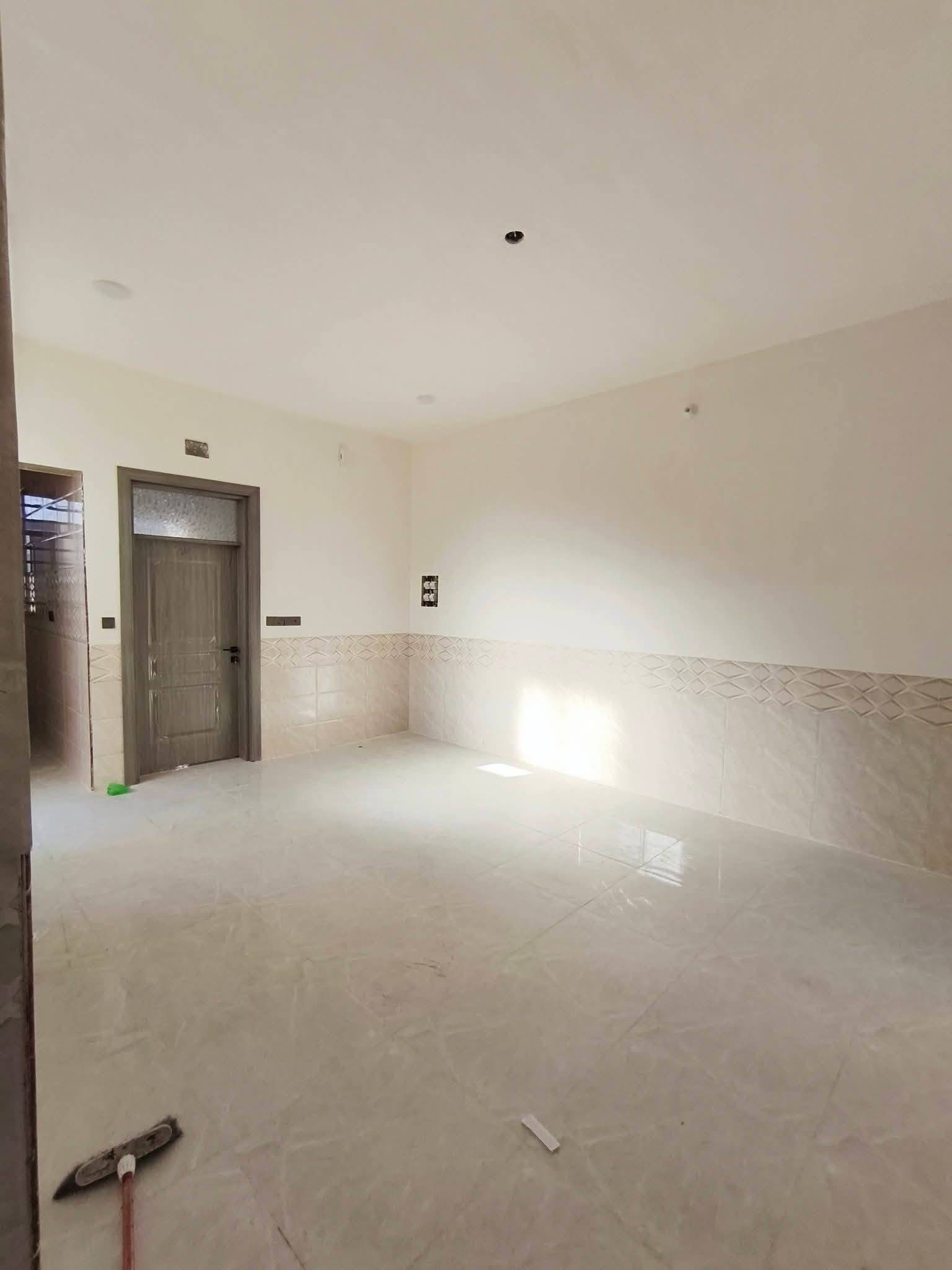 [[بسم الله الرحمن الرحيم]]
🏡     🏘      🏚 

#يوجد_مشتمل_للبيع 

#العنوان  الفلوجة 

#المنطقة حي الشهداء // مقاطعة 19 الف خلف مجمع البرديني

 

✅المساحة : 125م

⬆️ الوجة : 6 وربع م

🏞️النزال : 20م

 

مكون من

غرفة 1

استقبال 

صالة 

مناور 2

مطبخ

صحيات

الارضية سيراميك

الجدران سيراميك 

                       #بناء 🧱 : طابوك

      

       #شارع 🏞️⬆️⬆️ : 10م

  #السعر_محدد_من_قبل_البائع 

        

    ⚖️⚖️   نوع الملك : طابو صرف تحويل مباشر 🏙 وبي إجازة بناء 

        #السعر 💰💸: ٨٣ مليون وبي مجال

__________________________________

__________________________________

#ملاحظة//📋📑 اذا لديك عقار تريد تعرضة للبيع او تريد تشتري عقار قم بمراسلة الصفحة او اتصال على لارقام الموجودة+ واتساب

            

         #للأتصال_او_واتساب 📞  ***********

         #للأتصال_كورك.   📞.      ‏‪***********

#بيع_وشراء_الدور_السكنية_والزراعية_العقارات_في_مدينة_الفلوجة #مكتب_دارالايمان _للعقار_بيع_وشراء_العقارات_بسعر_مناسب

@#عقارات_الانبار_الفلوجة
