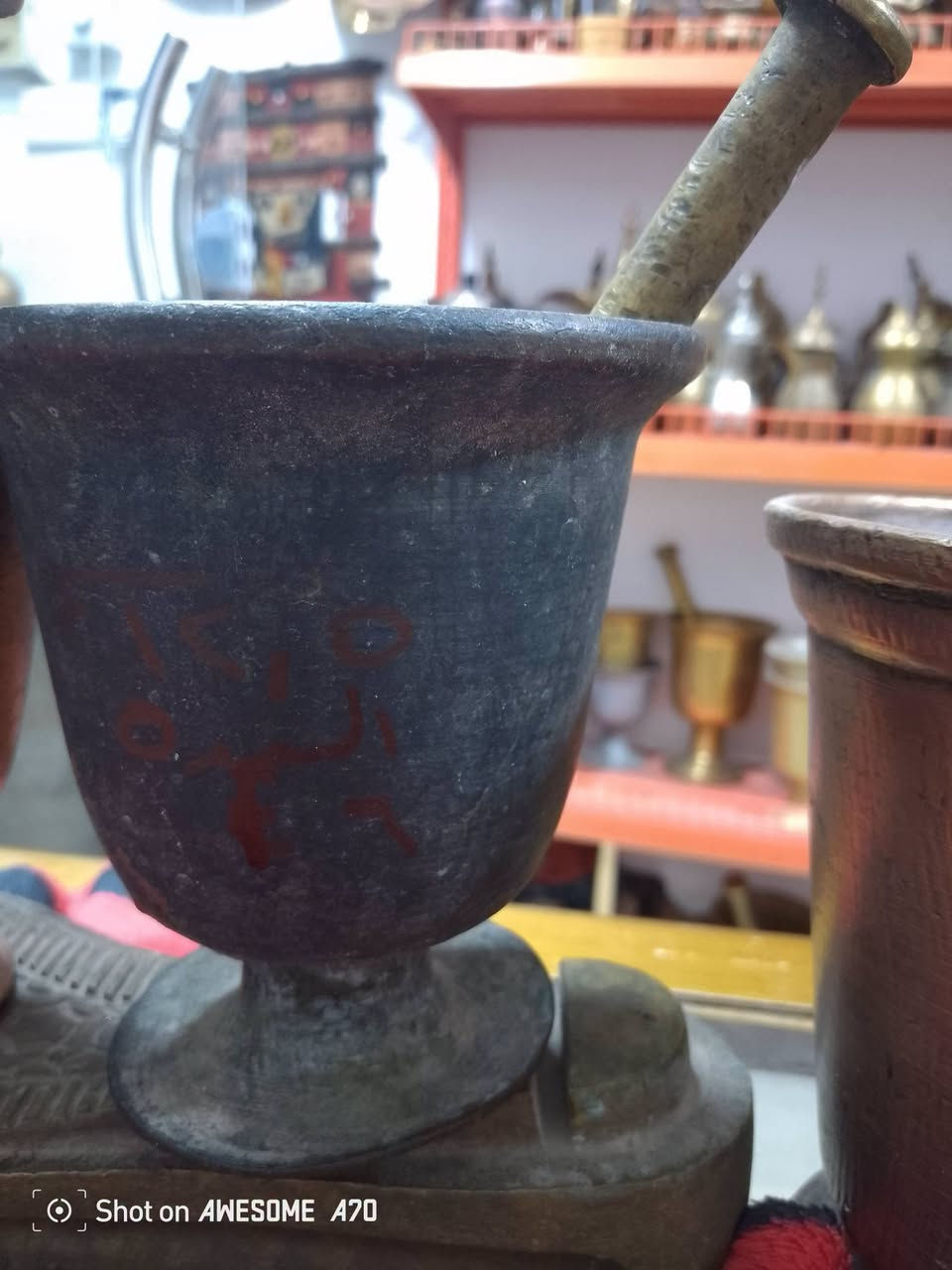 السلام عليكم جميعا اخوان هاونات عدد ٣ثلاث 
١٥سم واليده ٣٤سم 
١٢سم ونص واليده ١٦سم 
١٢سم واليده ١٦ سم 
السعر.     ١١٠ الف والهاونات نظيفات نظافه تامه 
        مبروك لليحجزهن

نص مكتوب في الصور:
- Shot on AWESOME A70