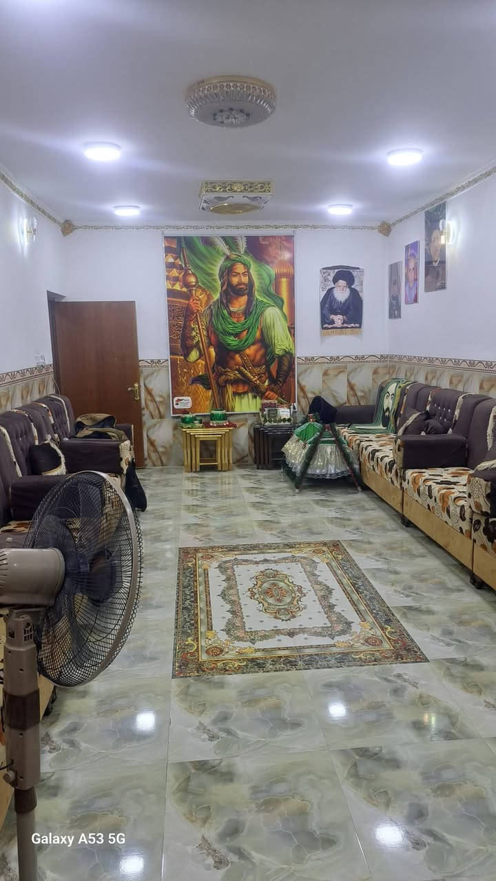 السلام عليكم اعادة نشر دار للبيع في حي الزهراء مقابل ثانوية الانتصارات مساحة ٢٠٠ متر طابقين بناء طابوق يحتوي على ٣غرف استقبال هول مطبخ ترك خلف البيت وبجانب البيت صحيات داخلية وخارجية البيت نظيف جدا السعر ٩٥ وبي مجال الاتصال ع الرقم *********** مايكون الا خاطركم طيب

