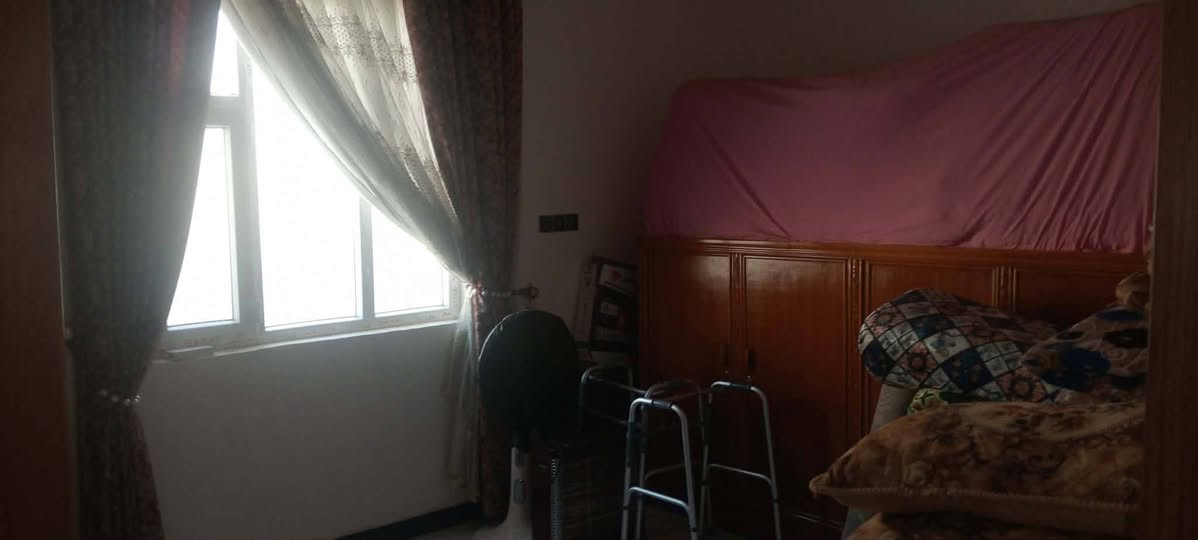 بيت للبيع مساحة 100متر مربعة بناء درجة اولى كونكريت مسلح حي الجامعة ***********
