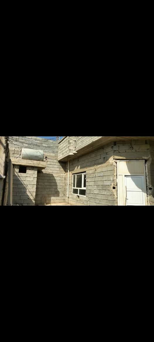 السلام عليكم البيت في منطقه الصالحي قريب على الشارع العام مساحه 200 متر
ويحتوي على اربع غرف منها ماستر مع ترك دبل صطه البيت بناء اساس مسلح مع رباط  خلفي ومخزن صغير نقوصاته لبخ بياض سيراميك مصبوب صبه لاش
***********

نص مكتوب في الصور:
- ٤ آب ٢٠٢٥ ٣:٢٨ م ٠٠:٠٠ / ٠٢:٤٦ المزيد حذف تحرير المفضلة مشاركة