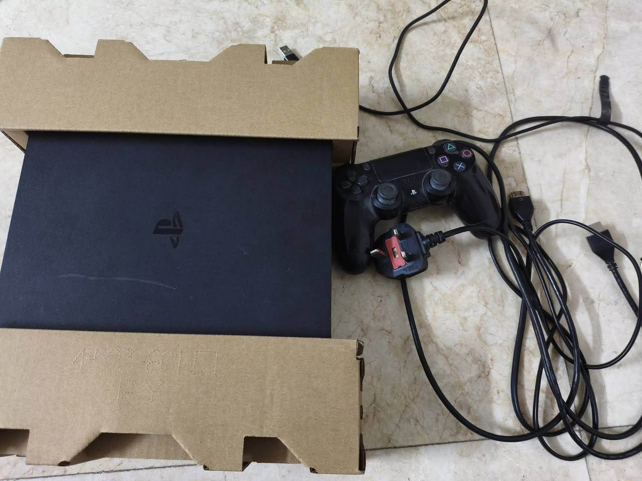 بلايستيشن 4 سلم مساحته 1 تيرا اوروبي ما مفتوح ولا مصلح وقابل للتهكير مستعمل واليدة اصلية بس تحتاج تبديل بطارية و يوجد توصيل جميع محافظات السعر 265 الف دينار للتواصل عبر واتساب ***********
