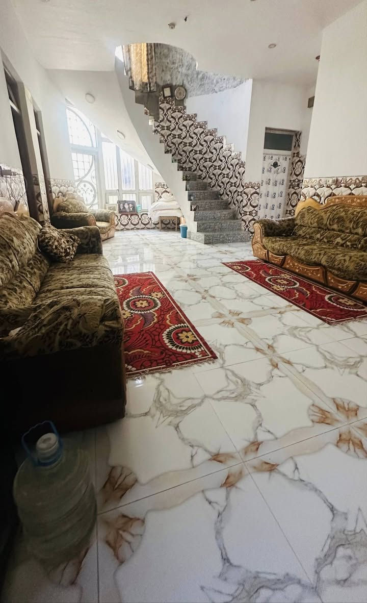 بيت للبيع مساحه 200 ، موقع مميز يقع علئ شارع عرض 15م. ،، ورابع بيت عن شارع المواكب..  موقع مميز كلش حلو ، كوت زين القوس قرب شارع المواكب ***********
