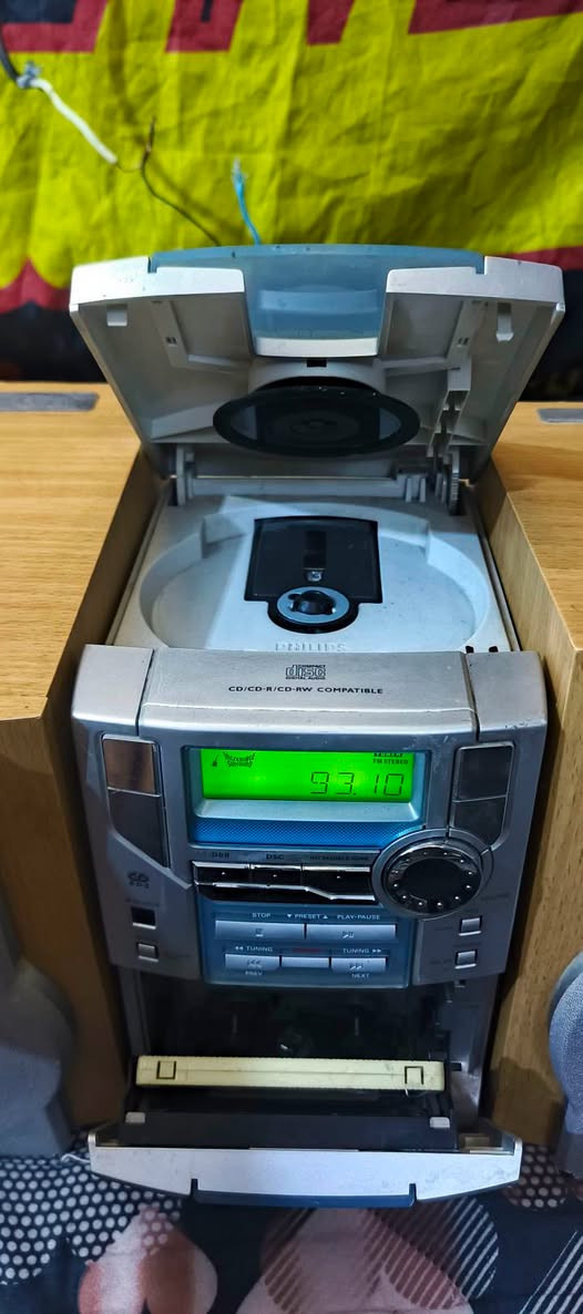سستم صوت فيلبس رايدو وكاسيت وسيدي فقط كاسيت يشكل سعر 70  ألف وبي مجال مكان بغداد توصيل موجود كل محافظات ***********
