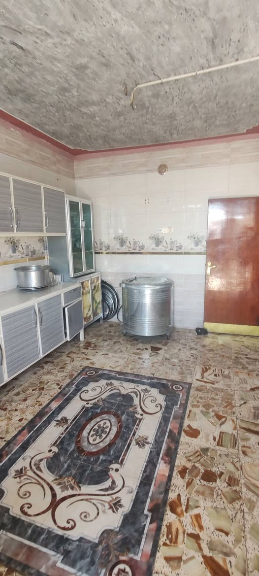 بيت 200متر +مشتمل 100متر +قطعه 80متر مسيجه ركن من ظمن النواب الظباط حي الجوادين وجها ع شارع الحي 
المشتمل حاليا مأجر
 تقاصيل اكثر ع خط ***********
