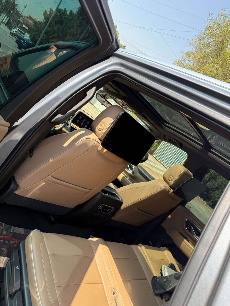 للبيع: شيفروليه تاهو بريمير (Chevrolet Tahoe Premier) موديل 2021
المواصفات العامة:
 المواصفات: خليجي
 العداد: 76,000 كم فقط
 الحادث: بدون حادث (مرفق صورة السونار مع المنشور لتوضيح أماكن الطخات والتصليحات البسيطة بكل شفافية)
أبرز المواصفات والتجهيزات 
 الأداء والراحة: نظام بدء التشغيل عن بعد، تشغيل بصمة، صندوق تبريد (ثلاجة).
 السقف والمقاعد: سقف بانورامي، مقاعد الصف الثالث، تدفئة وتبريد المقاعد الأمامية، ذاكرة مقعد السائق، تدفئة مقود القيادة، تبريد خلفي مستقل.
 التكنولوجيا والشاشات: عرض المعلومات على الزجاج الأمامي (Head-Up Display)، شاشة عرض، أبل كاربلاي وأندرويد أوتو، شاحن لاسلكي، نظام صوتي فاخر (Bose).
 الرؤية والسلامة: كاميرات 360 درجة، كاميرا خلفية، رادار، مراقبة النقطة العمياء، تحذير مغادرة المسار، تحذير من الاصطدام الأمامي، مثبت سرعة راداري تكيفي.
 أنظمة القيادة: وضعيات قيادة متعددة، التحكم على المنحدرات، نظام فرملة الطوارئ، مانع الانزلاق، التحكم الإلكتروني في الثبات، 8 وسائد هوائية (إيرباج)، مقعد تنبيه السلامة.
 الأنظمة الذكية والكهربائية: صندوق كهربائي (فتح بفتحة قدم بدون استخدام اليدين)، مصابيح أمامية LED مع الضوء العالي التلقائي، كشافات ضباب، مرايا جانبية كهربائية.
مكان المعاينة والتواصل:
 المكان: بغداد
 رقم الهاتف: ***********
السعر ٤٦ الف دولار بغداد, العراق
