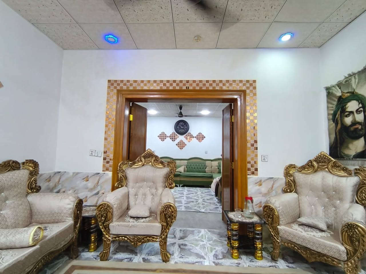 السلام عليكم مكلف بالنشر دار  ۸۰ م² الواجهه تقريبا ۱۱م والنزال ٧ وربع تقريبا طابو زراعي ملك صرف ثلاث غرف نوم وصاله واستقبال ومطبخ حار وبارد ومخزن وحمام مشترك عدد 2 و wc للخطار عرض الشارع ٦م  سعر الدار 72،علما أن الدار يقع في قضاء الكوفه منطقه السراي للتواصل ومعرفه تفاصيل اكثر عن العقار اتصال على رقم صاحب العقار

***********
