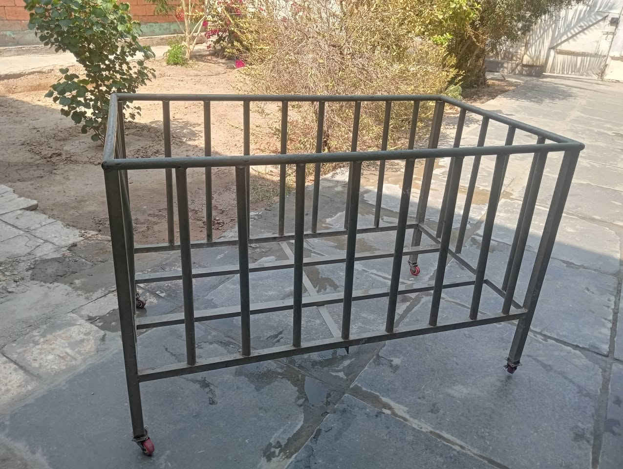 جربايه اطفال تسكام حديد
بيه جروغ 
الطول 130 
العرض .متر 

السعر 80 الف
