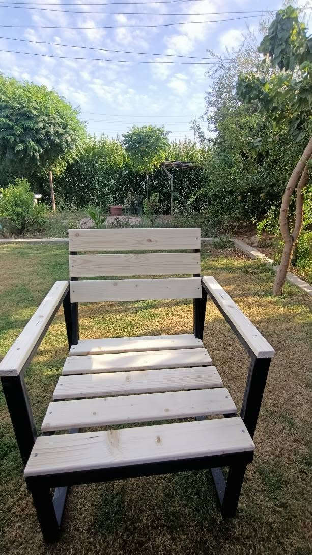 مێزو کورسی ناو حدیقە  و باغ پێکهاتووە تاخمێکی 8 کەسی 2 کورسی تاك کەسی وە 2 کورسی سێ کەسی وە مێزێکی گەورە بۆ داواکاری ژ . م *********** أربيل, العراق
