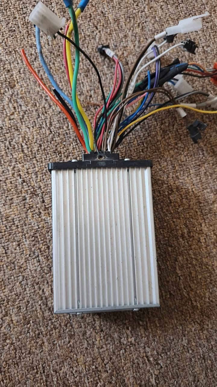 سلام عليكم 
عقل دراجة شحن 4 , 5 , 6 بطاريات جوكر 

450watt

للبيع 40 الف تجيب دراجتك وتفحص 
مكاني بغداد الغزالية

