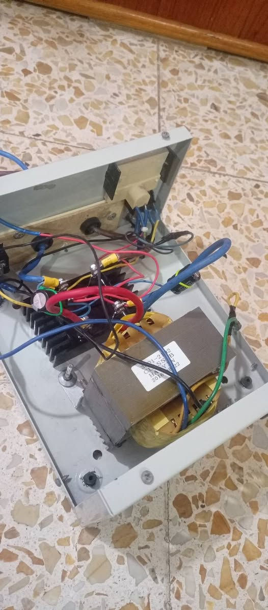 شاحن بطارية سيارة ١٢ فولت  
للتواصل ع الرقم ***********
