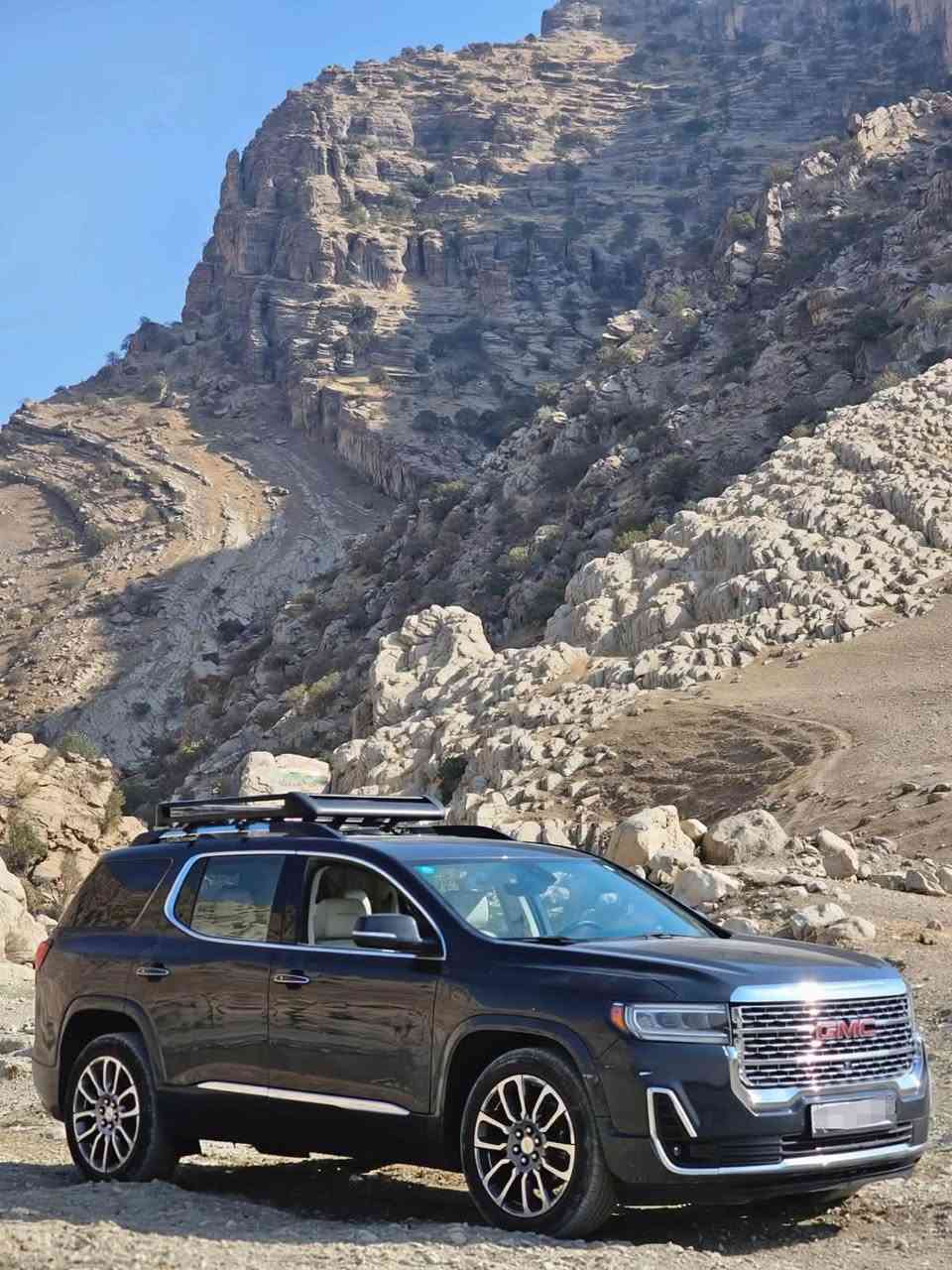 للبيع: جمس أكاديا دينالي 2023 (GMC Acadia Denali) – قمة الفخامة والأداء
الفئة الأفخم والأعلى تجهيزاً (Denali) مع نظام الدفع الكلي AWD ومحرك قوي، بحالة ممتازة وبالمواصفات الأصلية الكاملة من الشركة المصنعة.
​بيانات السيارة الرئيسية
​الموديل: 2023
​الفئة: دينالي (Denali) – الفئة الأولى
​بلد المنشأ: أمريكا (USA)
اللون : فحمي ميتاليك رصاصي غامق 
​نظام الدفع: دفع كلي بجميع العجلات (AWD)
​المحرك والأداء
​المحرك: 6 سلندر (V6) بسعة 3.6 ليتر (أقوى وأهدأ محرك في فئته)
​الكير: أوتوماتيكي من 9 سرعات بنظام نقل مريح وسلس
​التجهيزات الخارجية والراحة
​الشكل الخارجي: شبك "دينالي" الكروم المميز + إضاءة LED بالكامل (أمامية وخلفية).
​الاطارات : ألومنيوم قياس 20 بوصة بلمسات كروم أنيقة.
​الداخلية: مقاعد جلد فاخرة ومطرزة بشعار Denali.
​الراحة والتبريد: مقاعد أمامية كهربائية مزودة بنظام تبريد وتسخين + تسخين لمقاعد الصف الثاني.
​السعة: مقاعد مريحة للغاية تتسع حتى 6-7 ركاب (مقاعد كابتن في الصف الثاني).
​فتحة السقف: بانوراما مزدوجة (Dual-Sky).
​الباب الخلفي: كهربائي يفتح بالقدم (Hands-Free).
​التقنيات والنظام الصوتي
​شاشة العرض: إسقاط البيانات على الزجاج الأمامي (Head-Up Display).
​النظام الترفيهي: شاشة لمس بحجم 8 بوصات تدعم Apple CarPlay و Android Auto لاسلكياً.
​النظام الصوتي: نظام فاخر من شركة Bose المحيطي (8 مكبرات صوت).
​عجلة قيادة جَلد مجهزة بخاصية التدفئة وأزرار تحكم كاملة.
​أنظمة السلامة ومساعدة السائق
​كاميرات رؤية محيطية 360 درجة + حساسات ركن أمامية وخلفية.
​رادار تثبيت السرعة التكيفي (Adaptive Cruise Control).
​نظام الكبح التلقائي في حالات الطوارئ.
​نظام الحفاظ على المسار والتنبيه عند الخروج منه.
​نظام كشف النقطة الكوراء (Blind Spot Monitoring).
الحادث : جاملغ  جهة اليمين مبدل جديد 
السياره بدون ايرباك 
​للتواصل والاستفسار:
📞 رقم الهاتف: ***********
📍 الموقع: بغداد
