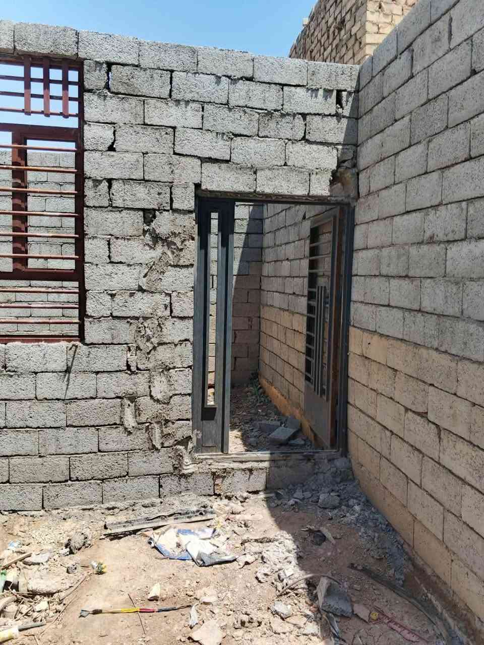 عندي بيت هيكل بدوانم الشمري بناء حديث قبل 4 اشهر مساحه 200 بلوعه صب غرفتين الاخيرات سقف سندويج جديد بيبان وشبابيك ارقه نوعيه وكله ملحق باب رئيسي كبير سلايد ديكور البنا بلوك البتلو طابوق وصب شريطي
استفسار *********** واتس اب

