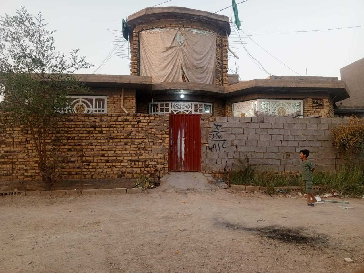 السلام عليكم عندي بيت 200متر واجه20ونزال10 طابو زراعي سند 25 مسجل على طابو صرف  غرفتين نوم 4ونص في 4وستقبال 8ونص في 4المطبخ 4في4  والصاله 4في 6 وحمام داخلي  وصحيات خارجيه.  كربلاء حي الجامعه  جامعة فريحه شارع الجبور   بناء 2024 للاستفسار إلاتصال على الرقم ***********
