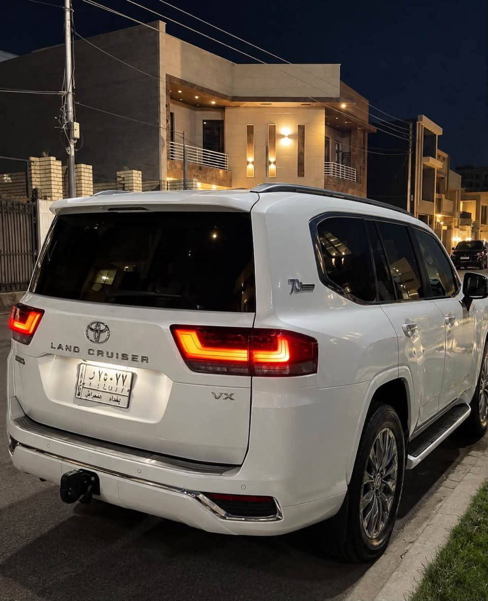 لاندكروز   VX  مديل 2022 الشكل الجديد 
فول مواصفات 
السيارة ماشيه 45 الف كم على وضع الزيرو 
رقم بغداد تحويل مباشر 
الباب الايمن بيها تعديل عل بارد والباقي مكفول
السياره فول
 4كامرات
رادار امامي خلفي
حساسات
5بصمات
وباقي المواصفات معروفه 
مكان السيارة بغداد 
السعر 63 الف وبيها مجال 
للاستفسار ***********
