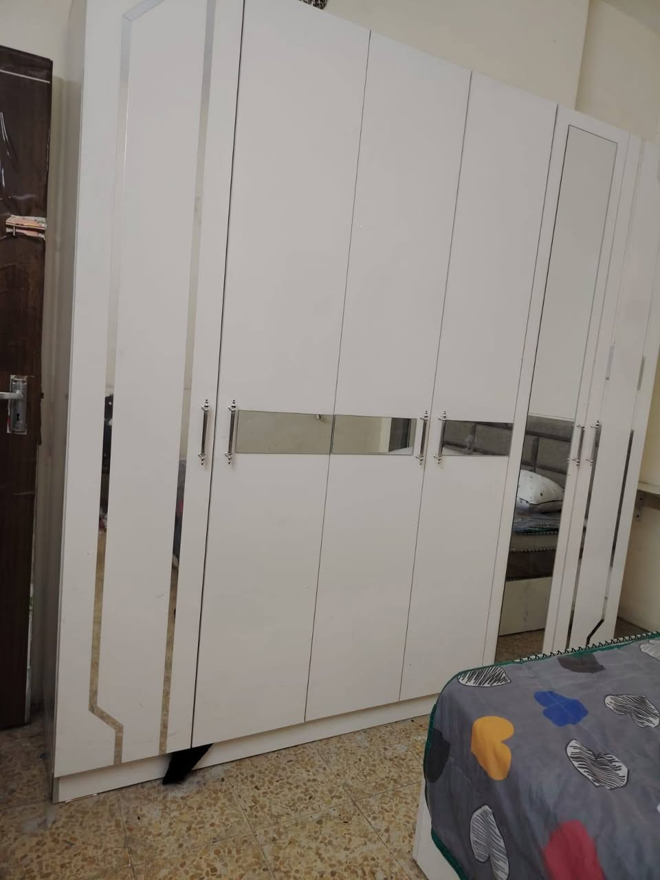 السلام عليكم 
غرفه تركيه جديده استعمال قليل 
نضيفه غرفه جديده 
مكان بغداد جديده نعيريه 
رقم ***********
