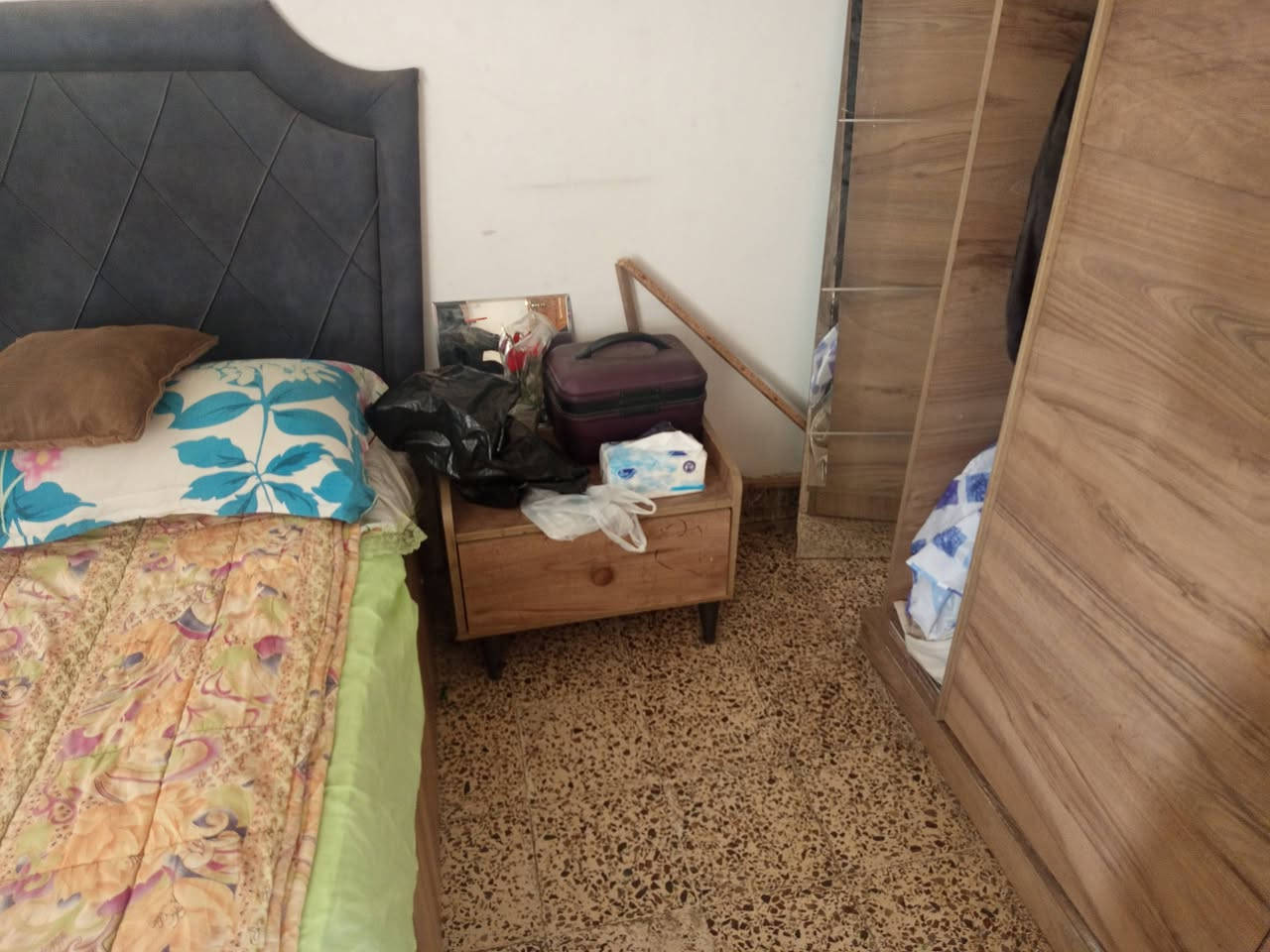 سلام عليكم اخواني عدي غرفه بأكملها للبيع هاذا رقمي بي واتساب ***********
