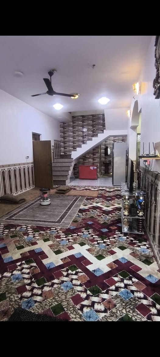 بيت للبيع في منطقة السوره شارع 100 طابو زراعي
مساحة الارض 385 ومساحة البناء 220 

بناء طابوق حديث بسنة 2018  

الطابق الاول بي غرفتين نوم كبار واستقبال وهول وصاله جبيره ومطبخ حار وبارد وحمام 

والطابق الفوك بي غرفة نوم وحمام وبيتونه

للأستفسار عن السعر  راسلني خاص او اتصل على هذا رقم  

***********
