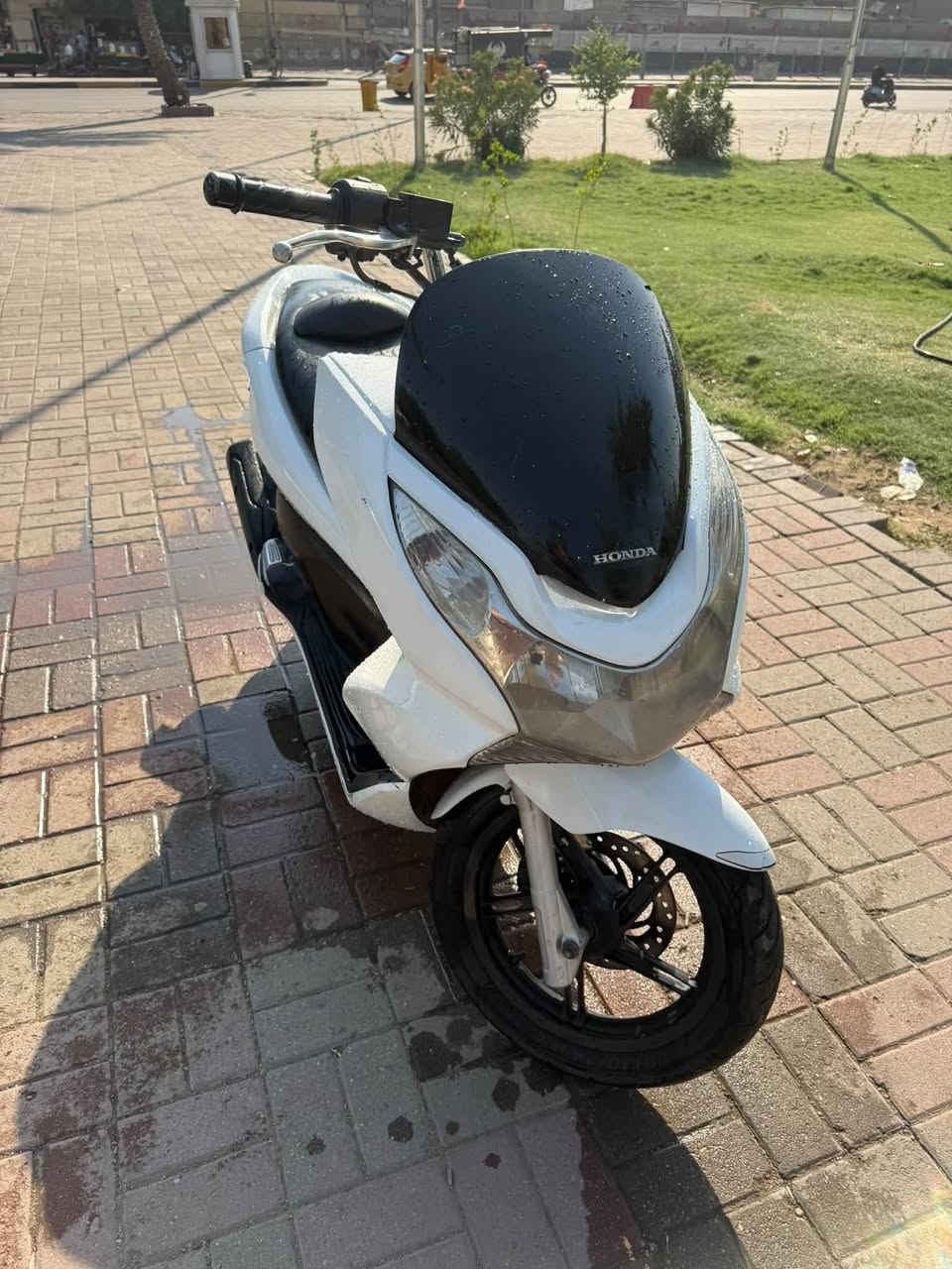 سلام عليكم للبيع دراجة pcx جيل الاول ( حساس زدحام   ( A  ) حساس ستان صفح  ) دراجة وارد يابان JF  السعر ( 13 ) وبي مجال عنوان الدراجة بغداد سوق الصدرية للتواصل ***********
