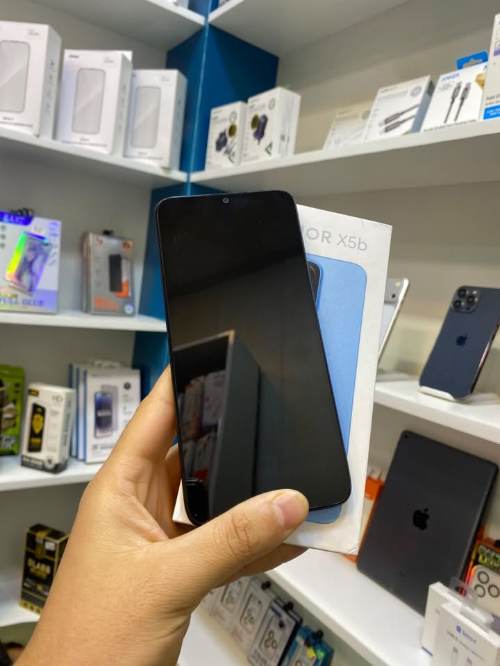 السلام عليكم
HONOR X5b Pro 
جديد مستخدم 3 ايام فقط كامل ملحقات والجهاز بعدة ما معرب يعني بعدة ممستخدم ابد ذ64 سعر 140 مكاني البصرة التنومة واتساب ***********
