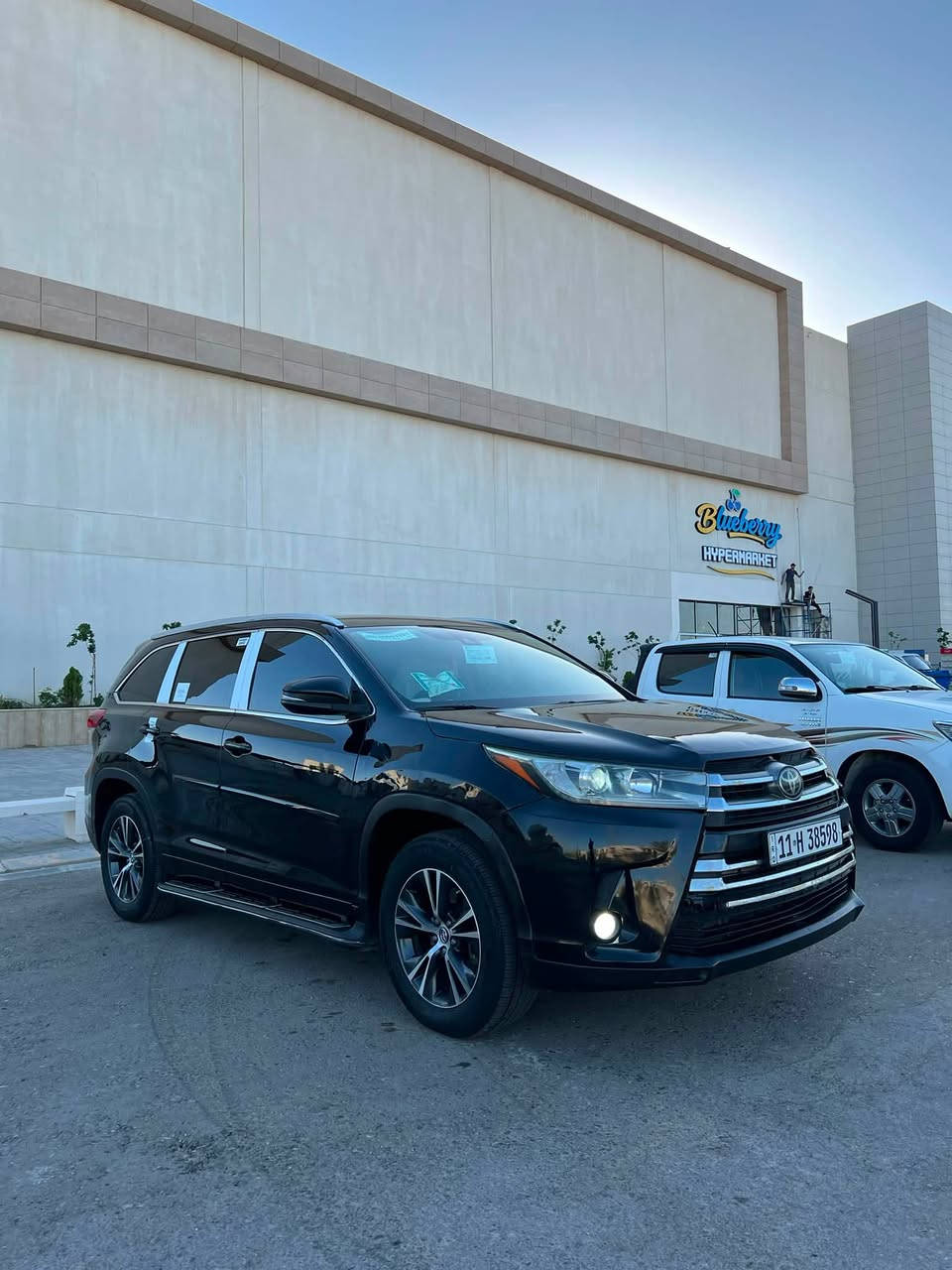.
هايلندر 2018 
رقم بغداد جديد 
محرك V6 شرط ما مفتوح لا تنقيص ولا تبخير 
مواصفات SE
7راكب 
3قطع تبريد 
داخل صاج 
رادار 
كير 8 نمر
تحديد مسار 
كشنات جلد لونين 
مثبت سرعه 
نقطه عمياء
ماشية 110 

السيارة جاهزة بدون نقص 
كير محرك صدر تخم تاير 

حادثها راس البنيد ومصبوغ فقط بدون دواخل بدون شاصي وراديترات بلادية وبيها مكانين بارد بسيطات 

مكان السيارة حالياً :بغداد

للاستفسار:***********
