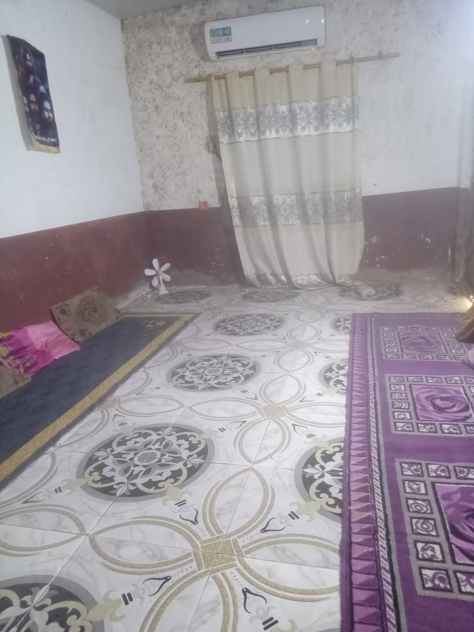 السلام عليكم بيت حواسم لبيع بالعراضات بناء جديد البيت كله عكاده مساحه ٢٠٠ متر وياه عرصه ١٠٠ متر بصف البيت والبيت يتكون من استقبال وغرفه وصاله ومطبخ والصحيات داخليه وخارجيه والبيت مامعوض ونظيف بالعرضات والله بناء جديد سعره ١٦ مليون وبي مجال والموشراي لايكسر بسعر البيت للاستفسار الاتصال على الرقم ***********. الله شاهد البيت نظيف ومامعوض  ماعليه  كص والمنطقة هدؤء يعني امن وروح وين متريد امان كلش والله العظيم والجيران خوش ناس

