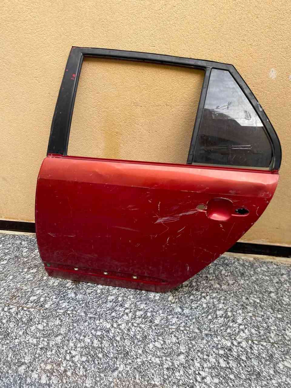سلام عليكم باب كيا كارينز احمر جهة اليسره ورا سايق باب نضيف  سعر 100 و عندي مشط جديد مال كيا كارينز مكاني بصره ابو الخصيب الاستفسار ***********
