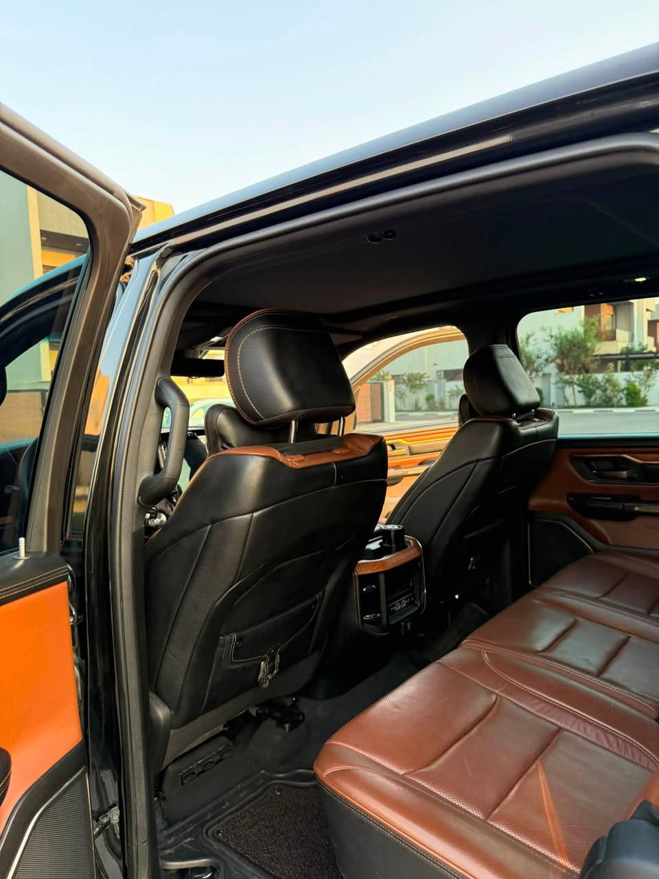 تتوفر دوج رام 1500 Limited Longhorn موديل 2023 باللون الأسود، بمواصفات فاخرة وأداء قوي، وممشى 68,000 كم.

المواصفات والتجهيزات:

• محرك 5.7 HEMI V8 بقوة 395 حصان
• دفع رباعي 4×4
• ناقل حركة أوتوماتيكي 8 سرعات
• فل أوبشن
• مقاعد جلدية باللون البني
• تبريد وتدفئة المقاعد
• فتحة سقف بانوراما
• شاشة قياس 12 إنش
• كاميرا وحساسات
• تشغيل ودخول بالبصمة
• جنوط أصلية
• السيارة مغلفة بيديف
• تضليل 80%
• رقم السيارة: دهوك

السيارة بحالة ممتازة، مع وجود صبغ في البَنيد بمقدار إصبعين، وصبغ فوق الجامرلك بمقدار إصبعين.

السعر والموقع يحددان عند التواصل.

للاستفسار، يرجى التواصل على الرقم:
***********

RAM 1500 Longhorn 2023 — فخامة وقوة HEMI V8 🇺🇸🔥
