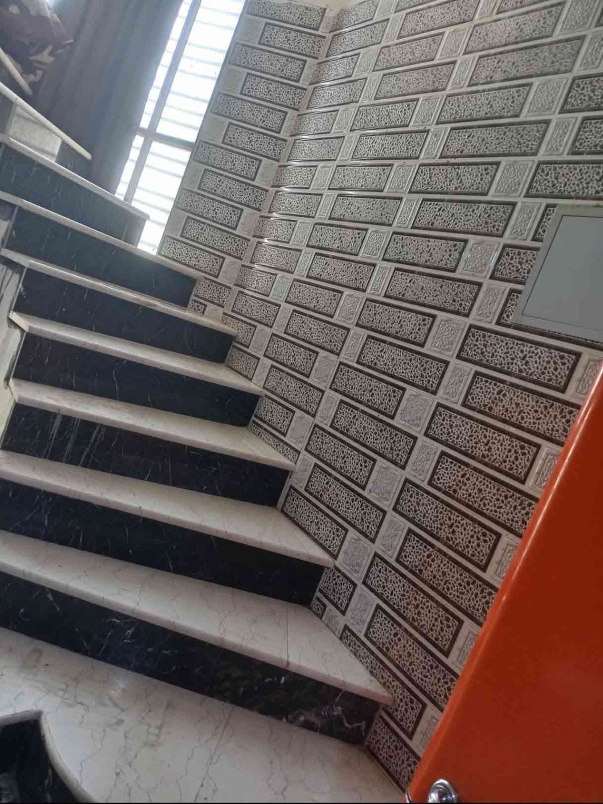 سلام عليكم بيت للبيع مساحه 250 يحتوي عله غرفتين نوم وصاله وكندور ومساحه داير البيت قرب جسر بته قريه جمجمه مقابيل الجبل سند 25 الاستفسار تصال ***********
