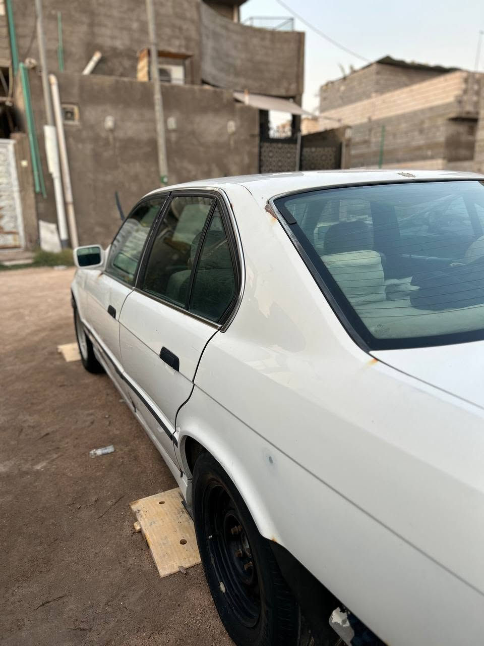 بي ام دبليو ٥٢٠ موديل ١٩٩١ لون ابيض  كفالة عامة بدون ضربة ولا صبغ عدا باب  عكس السايق مبدل
السنوية تنتهي ٢٠٣٠ راعيها يريد تحويل موجود بأبي الخصيب
السيارة تمشي ومابيها مشكلة وحاليا قيد الاستخدام بس ينرادلها ادامة عامة من حدادية ومكينة وغيرها والسبير مشدود لان التاير طاگ ولان الإمكانية شوي تعبانه فماكدرت ارتب وضعيتها والا هي السيارة صلوات كلش حلوة اذا تداريها 
السيارة حلوه ونظيفة فقط ادامة عامة يحتاجلها رايدها ب٣٥ ورقة وبيها مجال 
مكان السيارة / البصرة - تنومة - نهر حسن 
للتواصل واتساب او اتصال / ‏‪***********‬‏
