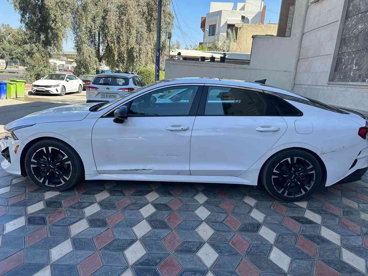 السلام عليكم 
…..للبيع….
Kia k5 2022 Gt-Line 1600 turbo 
اللون ابيض رقم اربيل 
محرك 1600 توربو 
المسافة المقطوعة : 82,000 km
صور الحادث موجودة بالمنشور ( الجاملغ الامامي مبدل و مصبوغ و الجاملغ الخلفي بارد ) 
بالعراق انضربت الباب مال السايق بدراجة 
المواصفات :
* رادارات 360 
* رادار تفاعلي
* رادار نقطة عمياء 
* اشارة بالمري
* كشنات جلد احمر 
* تدفئة كشنات امامية 
* كرسي سائق كهرباء 
* بانوراما 
* 4 انظمة قيادة
* زينون ثلاثي العدسة
* سياقة شبه ذاتية 
* نظام تنبيه السائق و وقوف تلقائي 
* اوتو هولد 
* بصمة ابواب و جنطة 
* تشغيل عن بعد 
* ترحيب عند الدخول

مكان السيارة بغداد / الكرخ / القادسية 
هاتف / *********** 
السعر / 165 ورقة و بيهة مجال بسيط
