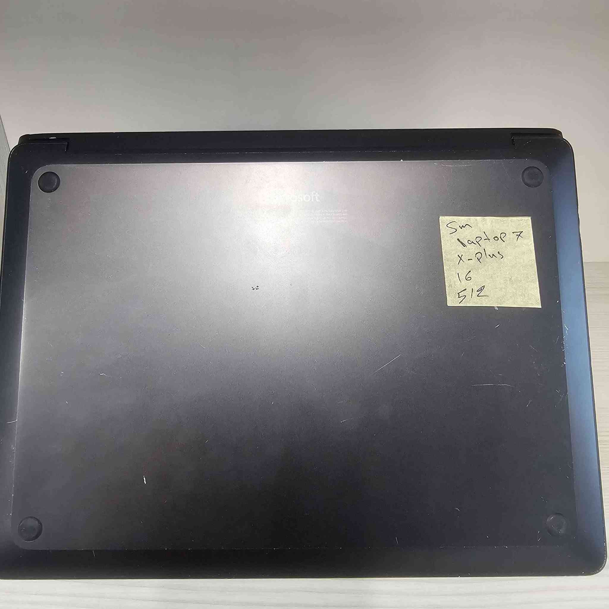 Microsoft Surface laptop 7 13.5 inch
احدث نسخة من شركة مايكروسوفت 
أبرز المواصفات والمميزات:
​💻 الشاشة: بحجم 13.8 إنش (تاتش - PixelSense Flow) بخاصية Frameless (حواف نحيفة جداً وزوايا مدورة)، تردد 120Hz متكيف، وألوان مذهلة ودقيقة مع حماية Gorilla Glass 5.
​⚡ المعالج: Qualcomm Snapdragon X Plus (معالج ثوري بـ 10 أنوية مزود بوحدة NPU مخصصة للذكاء الاصطناعي Copilot+ وأداء قوي مع استهلاك بطارية شبه معدوم).
​🧠 الذاكرة العشوائية (RAM): سعة 16GB LPDDR5x بسرعة فائقة (8448 MT/s) لتشغيل كافة البرامج والمهام بكفاءة عالية.
​💾 التخزين (SSD): هارد 512GB NVMe SSD سريع جداً.
​🔐 الأمان: يدعم خاصية التعرف على الوجه Windows Hello (Face ID) للفتح السريع والآمن.
​🖤 اللون: أسود ملكي (Black Finish) بتصميم خفيف وأنيق جداً.
​🔋 البطارية: بطارية ممتازة تدوم لساعات طويلة من العمل المتواصل.
​🔊 المميزات الإضافية: دعم Wi-Fi 7، Bluetooth 5.4، وسماعات Dolby Atmos.
​📌 حالة الجهاز: مستخدم (يحتوي على بعض الخدوش البسيطة، مع عمل فحص كامل للجهاز والأداء ممتاز 100%).
💰 السعر: 1,400,000 دينار عراقي.
🚚 التوصيل: مجاني لكافة المناطق والمحافظات!
​📍 المكان: الموصل - مكتب تكنو ماستر.
📞 للطلب والاستفسار: *********** (اتصال / واتساب). موصل, نينوى
