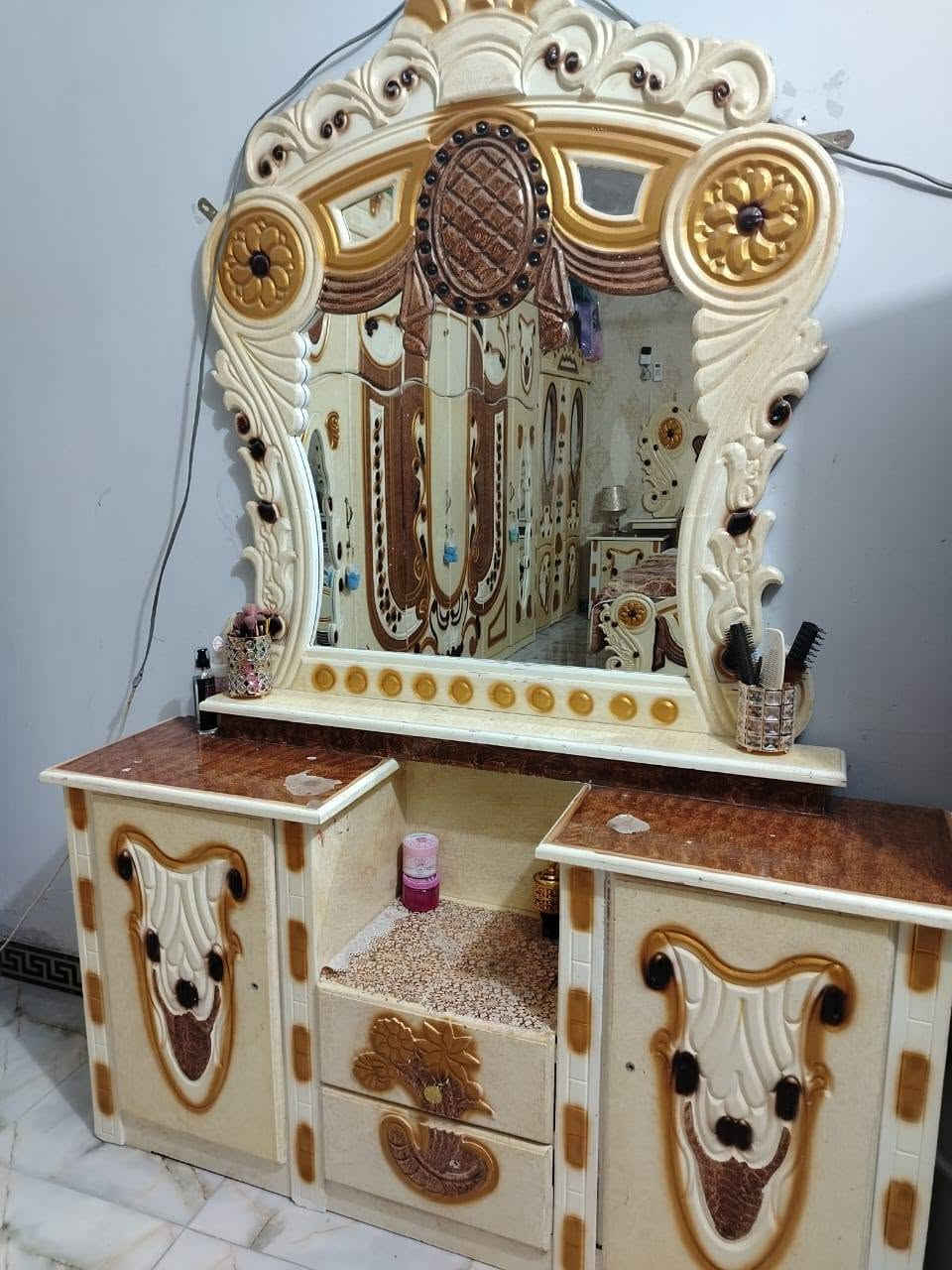 السلام عليكم غرفه للبيع السعر 650وببها مجال مكان ناصريه الغراف الاتصال***********
