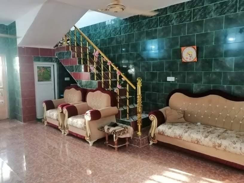 السلام عليكم بيت  مناسب سند٢٥ حولي الجامعة ام الخيل الرابعه او حي الثقافي بيت ١١٥متر بيت بناء عالي عن الشارع  حتى اذا مطرت مايتاثر وبي رقم ومعامله تطويب والبيت قريب على الجامعة دقيقتين انت بالجامعة مال القادسية  وقريبة على شارع ٢٠ وشارع الزوار المنطقة حلوة وهادئه وناسها زينه كلش الجهد طب اسس ماي لكل بيت وبس يخلص الثقافي الثاني الي وره مطعم حياوي يبلش بالتبليط بهاي /بي خطين كهرباء ومولد مستمر وماي قوي البيت يتكون من طارمه وبراني وصاله جبيره وغرفه ومنور  بيتونه جبيره السعر ٤٥ بي مجال واضمنلكً مداور ثاني يوم راسلني وادزلك رقم القطعه والسند وحتى معامله التطويب وبخدمتك  اله مكانين تكدر تدخل اله من يم شارع مسبح الجامعة الي هوه شارع الزوار العام الي كبال شارع ٢٠ وتذا تريد من شارع الحولي شارع المولده الي كبال اليمامى وتنزل لجوه  سبب البيع اخذت قطعه وصلت لنص واحتاجيت هاي كل التفاصيل علمود يصير واضح  رقم صاحب الدار ***********  راسله واتساب
