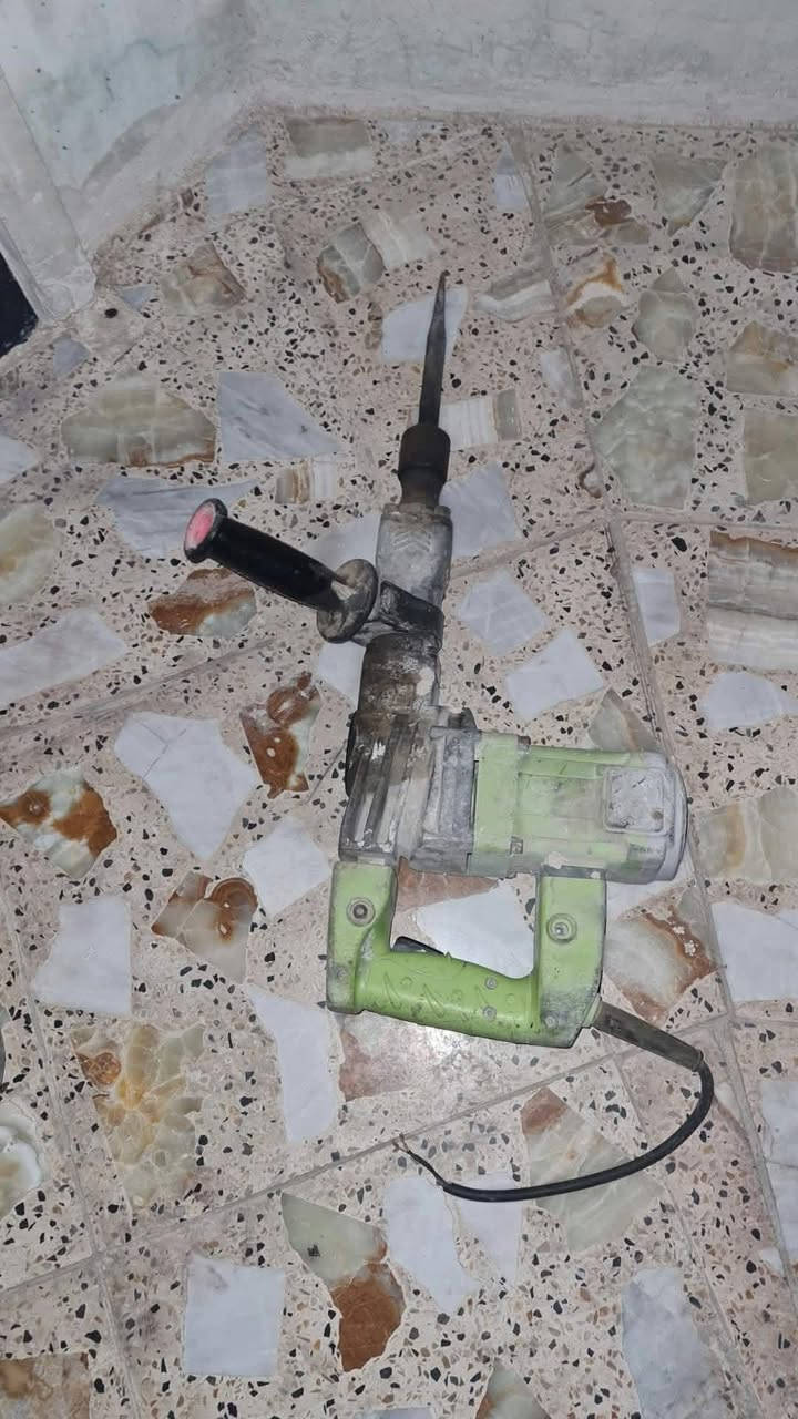 حسلام عليكم دريل وكوسره اصليات مال باله مو تجاري الكوسره سعره 40 والدريل 20 يرادله بس فحمات الحسينيه شارع المكاتب ***********
